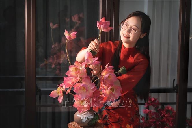 Crafted entirely from baking ingredients, Ms. Thuy Duong (31, from Hanoi) arranged the pieces into a vase with varying heights, creating the impression of a real lotus arrangement. VNA Photo: Phạm Tuấn Anh