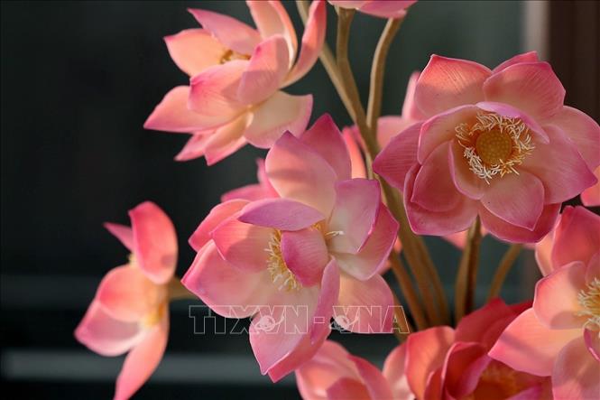 The delicate lotus petals, veins, and stamens are meticulously crafted to create shades and a structure closely resembling a blooming lotus flower. VNA Photo: Phạm Tuấn Anh