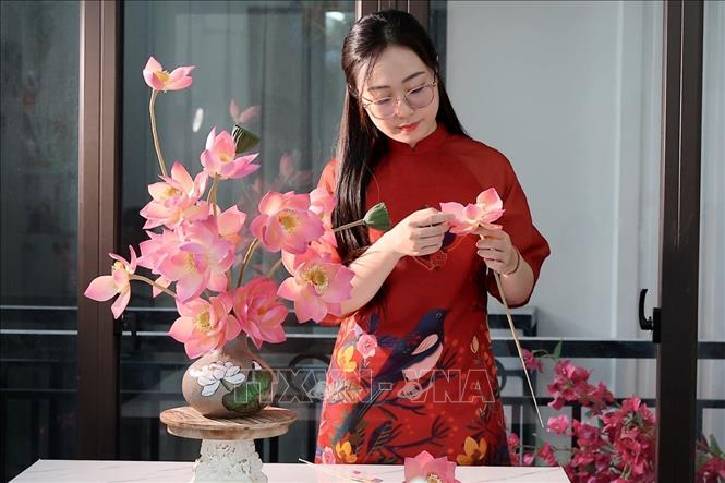 Once completed, the lotus blossoms are arranged into a floral display, transforming the traditional mooncake into a decorative sculpted piece. VNA Photo: Phạm Tuấn Anh