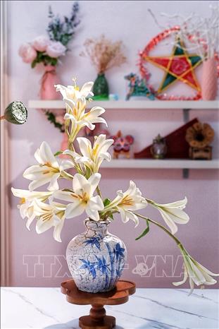 An incredibly unique and hyper-realistic mooncake shaped like a lily flower vases, crafted by Ms. Nguyen Thi Thuy Duong (Hanoi) and her team. VNA Photo: Phạm Tuấn Anh
