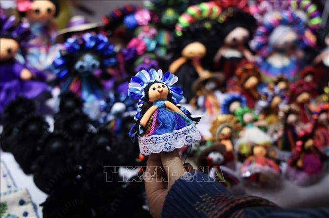 Lễ hội Văn hóa Bản địa lần thứ 12 diễn ra tại Quảng trường Hiến pháp ở thủ đô Mexico City của Mexico từ ngày 7 - 23/8/2026. Tại lễ hội, người dân và du khách có thể trải nghiệm các sản phẩm thủ công truyền thống, ẩm thực, y học cổ truyền, âm nhạc, múa, cùng nhiều hoạt động giao lưu và chia sẻ tri thức của các cộng đồng bản địa. Ảnh: THX/TTXVN phát