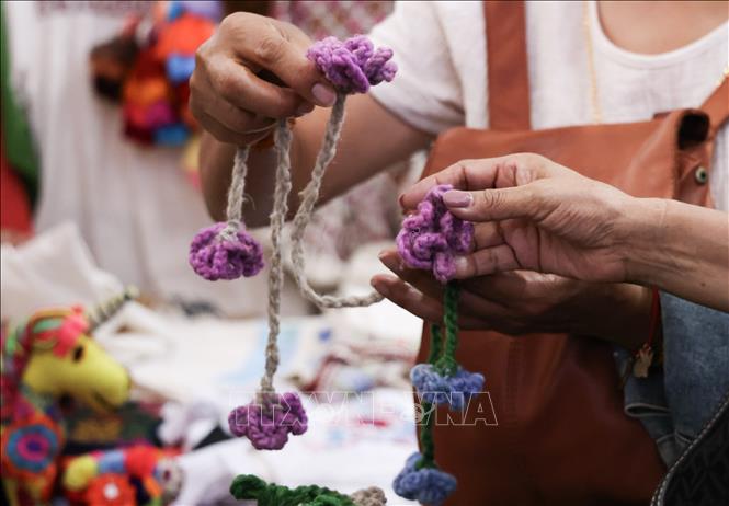 Lễ hội Văn hóa Bản địa lần thứ 12 diễn ra tại Quảng trường Hiến pháp ở thủ đô Mexico City của Mexico từ ngày 7 - 23/8/2026. Tại lễ hội, người dân và du khách có thể trải nghiệm các sản phẩm thủ công truyền thống, ẩm thực, y học cổ truyền, âm nhạc, múa, cùng nhiều hoạt động giao lưu và chia sẻ tri thức của các cộng đồng bản địa. Ảnh: THX/TTXVN phát