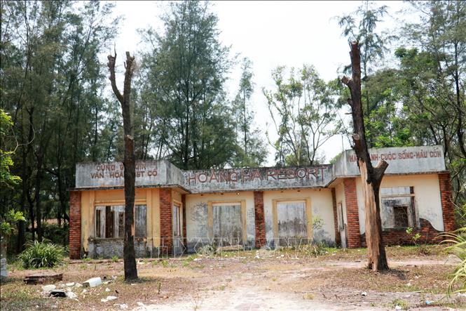 Những công trình bỏ hoang tạo nên cảnh tượng nhếch nhác khu vực ven biển Quảng Trị. Ảnh: Tường Vi – TTXVN