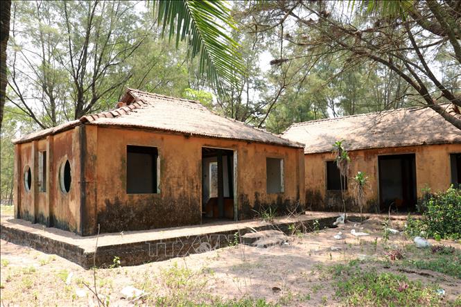 Những dãy nhà thuộc Dự án Khu Aquatica - Cua Viet beach and resort ở xã Cửa Việt (Quảng Trị) bị bỏ hoang. Ảnh: Tường Vi – TTXVN