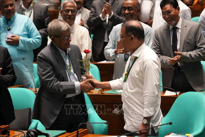Ngày 20/8/2026, Quốc hội Bangladesh đã bầu ông Mirza Fakhrul Islam Alamgir (ảnh, trái), lãnh đạo kỳ cựu của đảng Dân tộc chủ nghĩa Bangladesh (BNP), làm Tổng thống thứ 23 của nước này, đánh dấu lần đầu tiên trong 35 năm Bangladesh tổ chức cuộc bầu cử Tổng thống có nhiều ứng cử viên. Ảnh: THX/TTXVN phát
