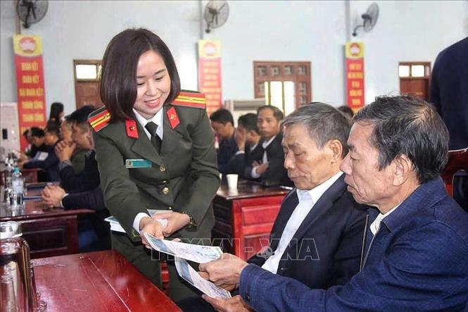 Công an tỉnh Bắc Ninh phổ biến pháp luật tại Tổ dân phố 1, phường Võ Cường. Ảnh: Danh Lam - TTXVN 