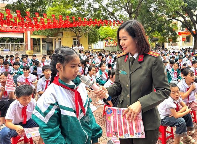 Tuyên truyền phổ biến pháp luật về bảo vệ trẻ em tới học sinh. Ảnh: Danh Lam - TTXVN