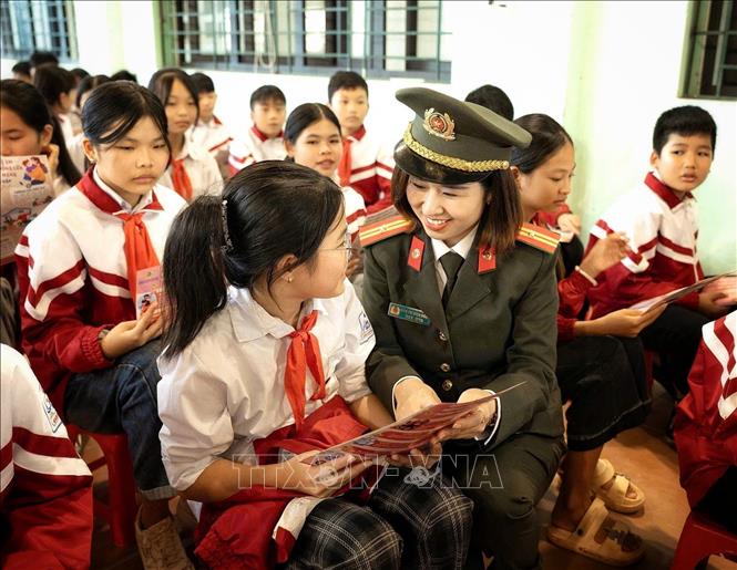 Tuyên truyền phổ biến pháp luật về bảo vệ trẻ em tới học sinh. Ảnh: Danh Lam - TTXVN