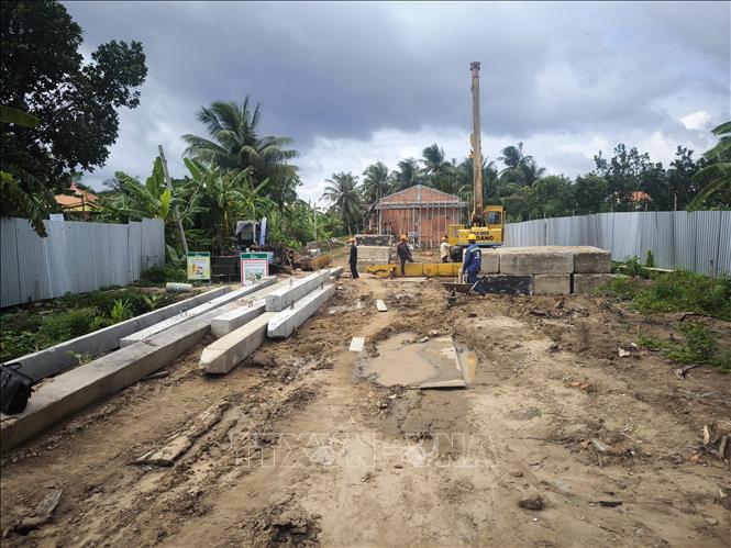 Triển khai thi công công trình Nhà máy cấp nước thô tại xã Mỏ Cày, tỉnh Vĩnh Long. Ảnh: Phúc Sơn - TTXVN