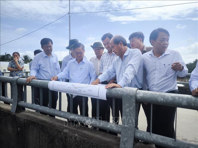 Đoàn công tác lãnh đạo UBND tỉnh và Sở Nông nghiệp và Môi trường tỉnh Vĩnh Long kiểm tra công trình ngăn mặn tại xã Mõ Cày. Ảnh: Phúc Sơn - TTXVN