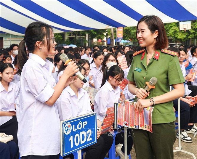Tuyên truyền phổ biến pháp luật về bảo vệ trẻ em tới học sinh. Ảnh: Danh Lam - TTXVN