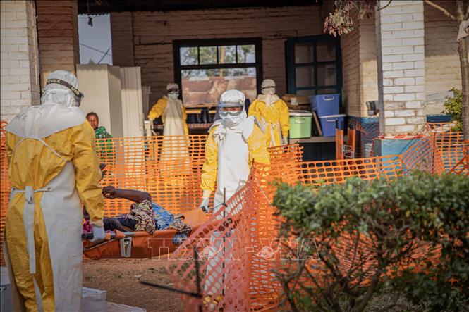 Nhân viên y tế chuyển bệnh nhân Ebola tới trung tâm điều trị ở Mongbwalu, tỉnh Ituri, CHDC Congo. Ảnh: THX/TTXVN phát
