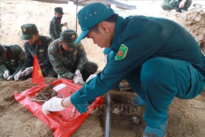 Cán bộ chiến sĩ Đội Quy tập hài cốt liệt sĩ cẩn trọng, nâng niu từng di vật và mẫu hài cốt. Ảnh: Xuân Triệu - TTXVN