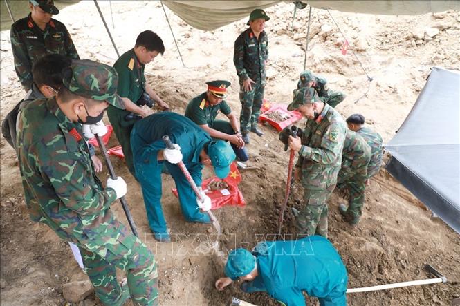 Cán bộ chiến sĩ Đội Quy tập hài cốt liệt sĩ mở rộng phạm vi tìm kiếm tại khu vực Nhà lao Diên Khánh. Ảnh: Xuân Triệu - TTXVN