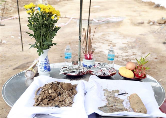 Di vật và những mẫu hài cốt được thờ cúng nghiêm trang và thực hiện các thủ tục cần thiết trước khi an táng. Ảnh: Xuân Triệu - TTXVN