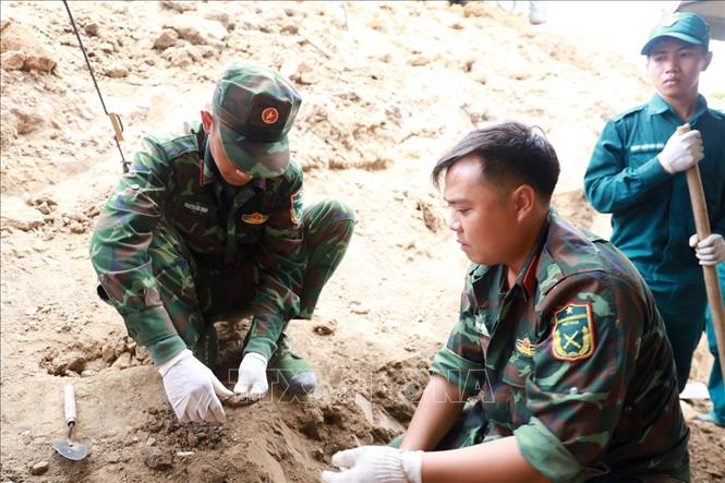 Cán bộ chiến sĩ Đội Quy tập hài cốt liệt sĩ mở rộng phạm vi tìm kiếm tại khu vực Nhà lao Diên Khánh. Ảnh: Xuân Triệu - TTXVN