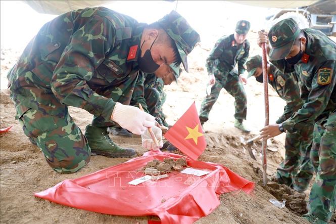 Cán bộ chiến sĩ Đội Quy tập hài cốt liệt sĩ cẩn trọng, nâng niu từng di vật và mẫu hài cốt. Ảnh: Xuân Triệu - TTXVN
