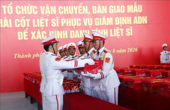 Các mẫu sinh phẩm hài cốt liệt sĩ được niêm phong, đóng gói vào thùng chuyên dụng, phủ Quốc kỳ trước khi đưa lên máy bay. Ảnh: Xuân Khu - TTXVN