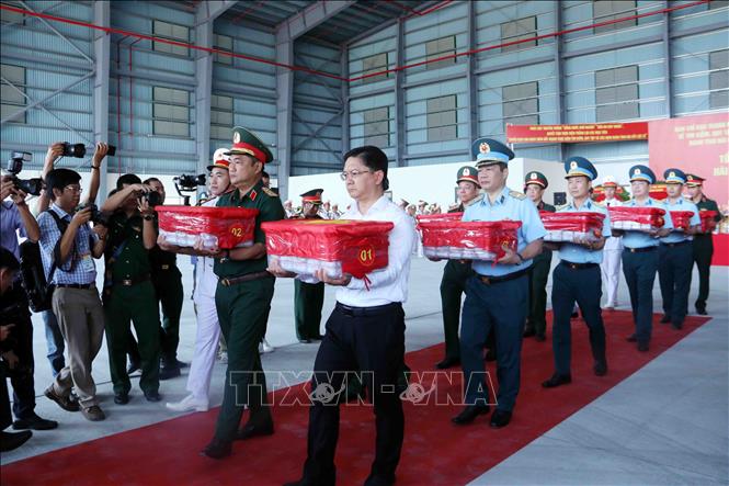 Chuyển mẫu sinh phẩm hài cốt liệt sĩ lên máy bay vận chuyển ra Hà Nội để phục vụ công tác giám định ADN, xác định danh tính liệt sĩ. Ảnh: Xuân Khu - TTXVN