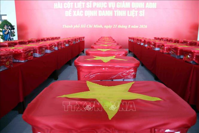 Các mẫu sinh phẩm hài cốt liệt sĩ được niêm phong, đóng gói nghiêm ngặt vào thùng chuyên dụng, phủ Quốc kỳ trước khi đưa lên máy bay. Ảnh: Xuân Khu - TTXVN