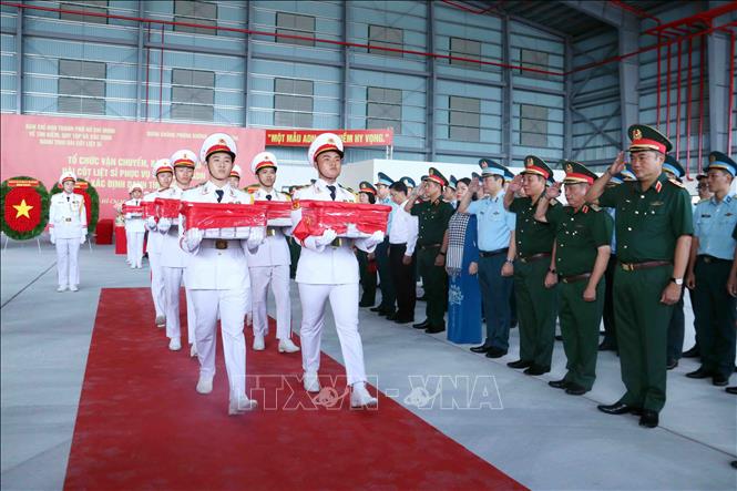 Công tác vận chuyển mẫu sinh phẩm hài cốt liệt sĩ được tổ chức cẩn trọng, chu đáo và trang nghiêm. Ảnh: Xuân Khu - TTXVN