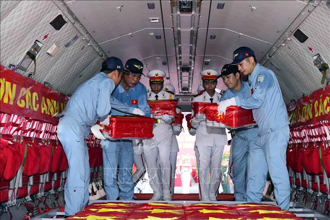 Mẫu sinh phẩm hài cốt liệt sĩ được sắp xếp cẩn thận trên khoang máy bay vận tải quân sự CASA-295 của Quân chủng Phòng không - Không quân để chuyển ra Hà Nội phục vụ công tác giám định ADN, xác định danh tính liệt sĩ. Ảnh: Xuân Khu - TTXVN