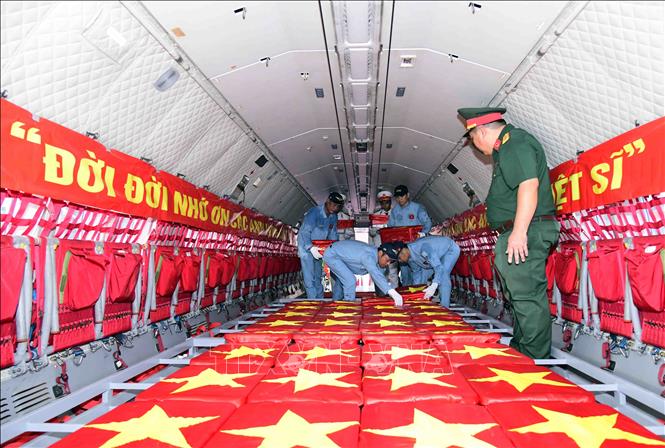 Mẫu sinh phẩm hài cốt liệt sĩ được sắp xếp cẩn thận trên khoang máy bay vận tải quân sự CASA-295 của Quân chủng Phòng không - Không quân để chuyển ra Hà Nội, thực hiện công tác giám định ADN, xác định danh tính liệt sĩ. Ảnh: Xuân Khu - TTXVN
