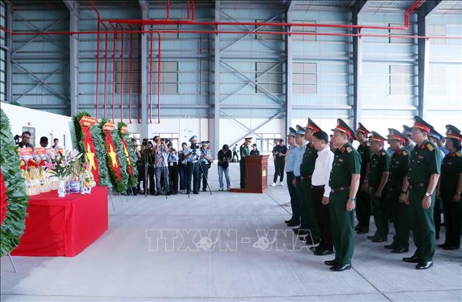 Lãnh đạo Quân khu 7, Ban Chỉ đạo TP. Hồ Chí Minh tưởng niệm các Anh hùng liệt sĩ trước khi đưa mẫu sinh phẩm hài cốt liệt sĩ lên máy bay vận chuyển ra Hà Nội để phục vụ công tác giám định ADN, xác định danh tính liệt sĩ. Ảnh: Xuân Khu - TTXVN