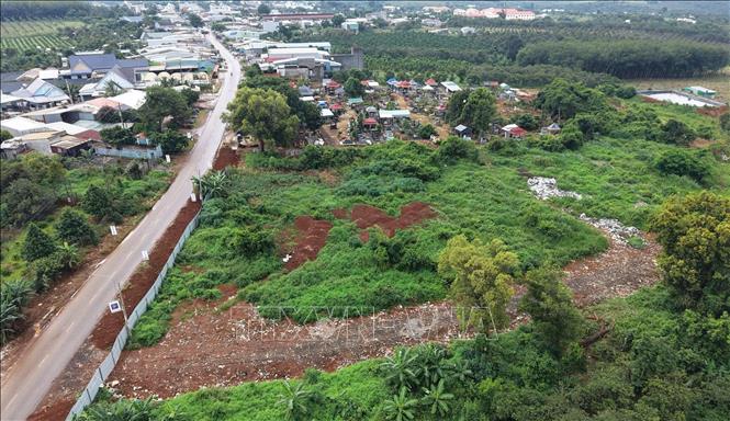 Bãi rác cũ tại thôn Thống Nhất, xã Đak Nhau từng tồn tại gần 15 năm, nằm sát khu dân cư, làm ảnh hưởng đến đời sống và môi trường của người dân địa phương. Ảnh: Đậu Tất Thành - TTXVN