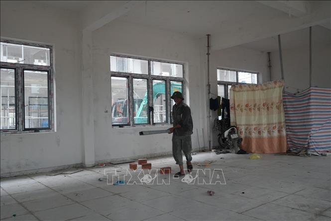 Huy động lực lượng hoàn thành các hạng mục còn lại để kịp đón học sinh vào năm học mới tại Trường Phổ thông nội trú liên cấp Tiểu học và Trung học cơ sở Anh Sơn, xã Anh Sơn. Ảnh: Bích Huệ - TTXVN