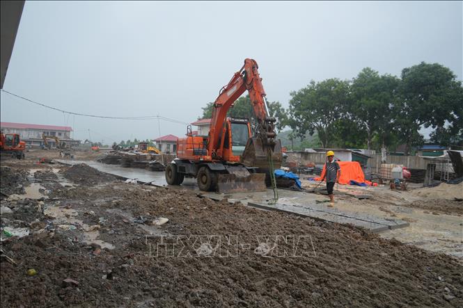 Các nhà thầu đang huy động máy móc chuyên dụng, xe xúc hoàn thiện hạng mục sân trường nhằm kịp tiến độ khai giảng tại Trường Phổ thông nội trú liên cấp Tiểu học và Trung học cơ sở Hạnh Lâm, xã Hạnh Lâm. Ảnh: Bích Huệ - TTXVN