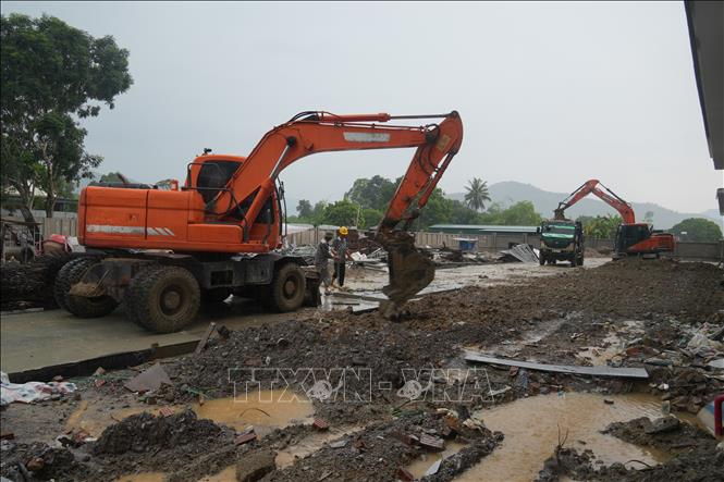 Các nhà thầu huy động máy móc chuyên dụng, xe xúc hoàn thiện hạng mục sân trường kịp tiến độ khai giảng tại Trường Phổ thông nội trú liên cấp Tiểu học và Trung học cơ sở Hạnh Lâm, xã Hạnh Lâm. Ảnh: Bích Huệ - TTXVN