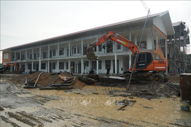 Tại 10 Trường phổ thông nội trú liên cấp Tiểu học và Trung học cơ sở thuộc giai đoạn 1 ở Nghệ An, các nhà thầu đang tổ chức thi công theo từng nhóm hạng mục, tăng cường nhân lực và thời gian làm việc, tập trung hoàn thiện những phần việc còn lại. Ảnh: Bích Huệ - TTXVN