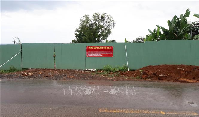 Biển cảnh báo “Khu vực cấm đổ rác” được dựng tại bãi rác cũ ở thôn Thống Nhất, xã Đak Nhau, nhằm ngăn chặn tình trạng tiếp tục tập kết rác tại đây. Ảnh: Đậu Tất Thành - TTXVN