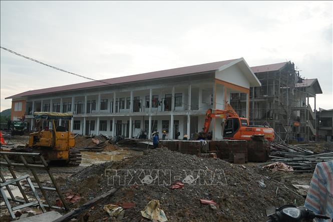 Thời tiết mưa nhiều đã ảnh hưởng đến tiến độ thi công tại Trường phổ thông nội trú liên cấp Tiểu học và Trung học cơ sở Hạnh Lâm, xã Hạnh Lâm. Ảnh: Bích Huệ - TTXVN