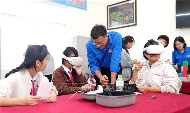 Những trải nghiệm khoa học, công nghệ thiết thực, bổ ích đến gần hơn với đoàn viên, thanh thiếu nhi vùng biên xã Hướng Phùng, Quảng Trị. Ảnh: Võ Dung - TTXVN