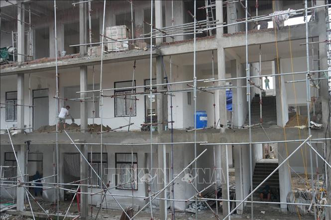 Trong khi nhà trường và địa phương chuẩn bị các điều kiện để đón học sinh, trên các công trường, các nhà thầu đẩy nhanh tiến độ hoàn thiện. Ảnh: Bích Huệ - TTXVN