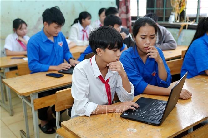Học sinh vùng biên Hướng Phùng (Quảng Trị) được tiếp cận, trải nghiệm lập trình, tiếp cận AI... rất trực quan, gần gũi và bổ ích. Ảnh: Võ Dung - TTXVN