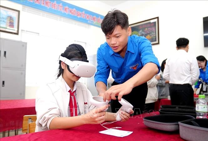 Học sinh trên địa bàn xã biên giới Hướng Phùng (Quảng Trị) được tiếp cận, trải nghiệm STEM/STEAM, Robotics, các kỹ năng số, AI... theo cách gần gũi, trực quan. Ảnh: Võ Dung - TTXVN