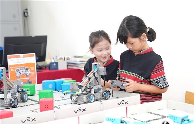 Trong không gian Ngày hội “Bình dân học vụ số” năm 2026, học sinh được tiếp cận, trải nghiệm STEM/STEAM, Robotics, các kỹ năng số, AI theo cách gần gũi, trực quan. Ảnh: Võ Dung - TTXVN