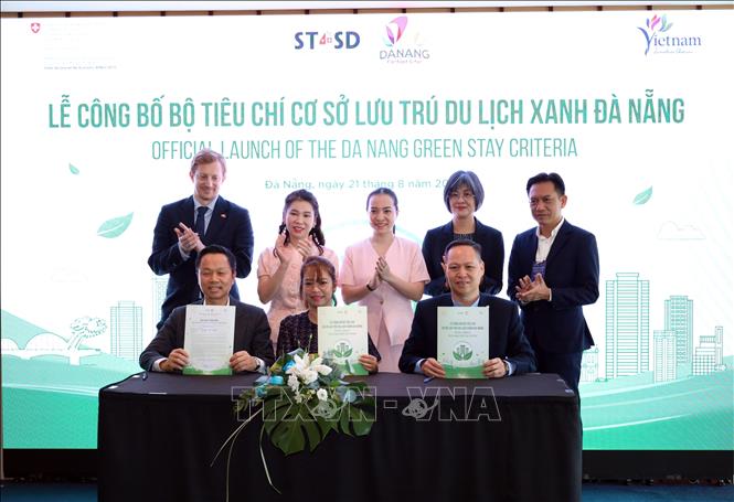 Đại diện các cơ sở lưu trú thực hiện nghi thức cam kết các tiêu chí cơ sở du lịch xanh tại Đà Nẵng. Ảnh: Trần Lê Lâm - TTXVN
