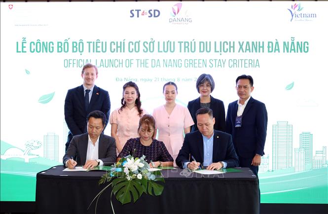 Đại diện các cơ sở lưu trú du lịch ký cam kết thực hiện các tiêu chí cơ sở du lịch xanh tại Đà Nẵng. Ảnh: Trần Lê Lâm - TTXVN