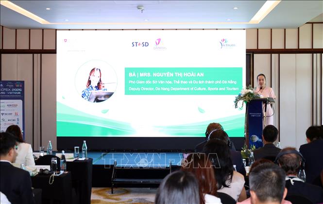 Phó Giám đốc Sở Văn hóa, Thể thao và Du lịch Đà Nẵng Nguyễn Thị Hoài An chia sẻ về các tiêu chí cơ sở du lịch xanh tại Đà Nẵng. Ảnh: Trần Lê Lâm - TTXVN