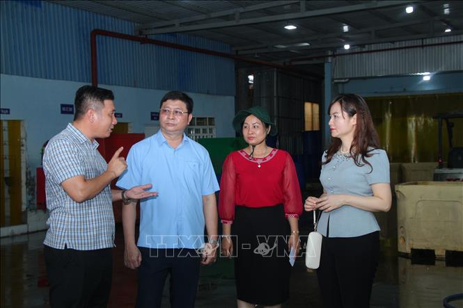Đoàn công tác đến khảo sát tình hình sản xuất của doanh nghiệp chế biển thủy sản tại xã Hòa Bình (tỉnh Cà Mau). Ảnh: Chanh Đa-TTXVN