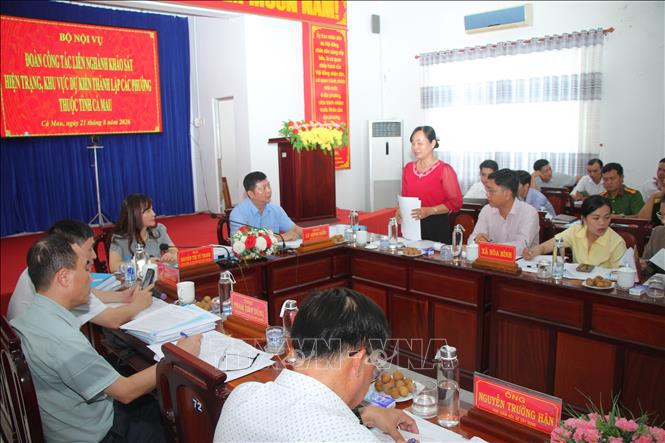 Bà Đỗ Ái Lam, Chủ tịch UBND xã Hòa Bình, phát biểu tại buổi làm việc với đoàn công tác của Bộ Nội vụ. Ảnh: Chanh Đa-TTXVN