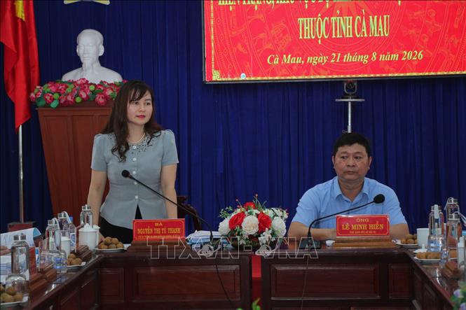 Bà Nguyễn Thị Tú Thanh, Phó Vụ trưởng Vụ Chính quyền địa phương (Bộ Nội vụ), phát biểu tại buổi làm việc với các xã Hòa Bình, Vĩnh Lợi, Phước Long, Hồng Dân (tỉnh Cà Mau). Ảnh: Chanh Đa-TTXVN