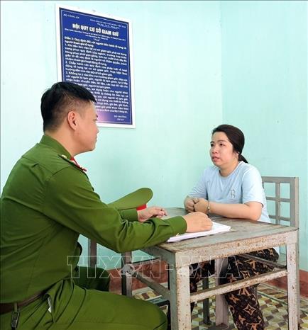 Đối tượng Trần Tiễn Như Nghi tại cơ quan công an. Ảnh: TTXVN phát 
