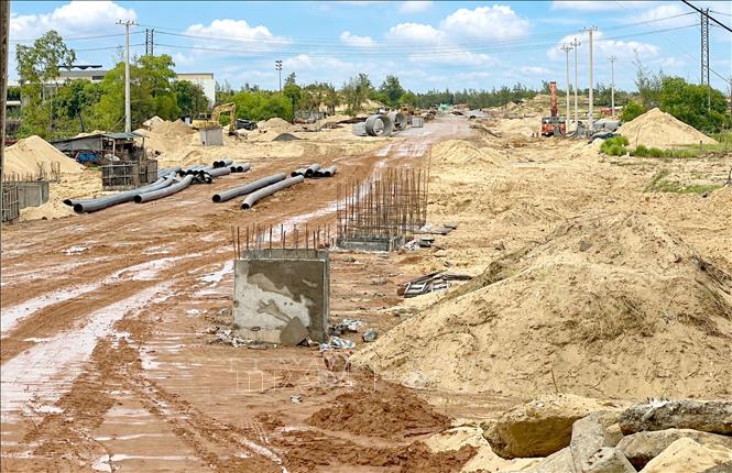 Đường dẫn phía Đông cầu Nhật Lệ 3 đang được tập trung thi công sau khi hoàn thành công tác giải phóng mặt bằng, tháo gỡ các vướng mắc. Ảnh: Nguyên Linh-TTXVN