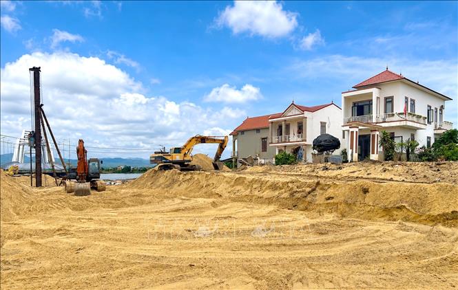 Các nhà thầu tập trung đẩy nhanh tiến độ thi công hoàn thiện đoạn 1,5km đường đầu cầu phía Đông đưa công trình vào sử dụng. Ảnh: Nguyên Linh-TTXVN