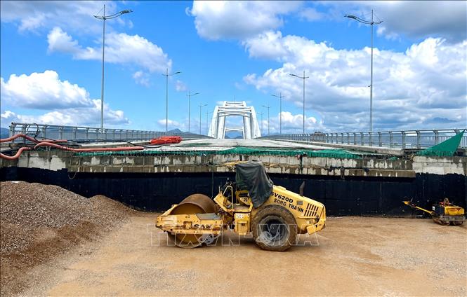 Thi công nền đường khu vực mố cầu phía Đông cầu Nhật Lệ 3. Ảnh: Nguyên Linh-TTXVN